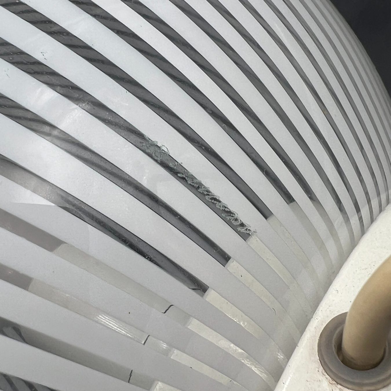 L'Intrinseco Valore di una Lampada Venini: Un Viaggio nella Storia del Design Comprendere il valore lampada Venini significa immergersi in un'epoca d'oro del vetro di Murano, dove abili maestri soffiavano la luce in forme eteree e colori vibranti.