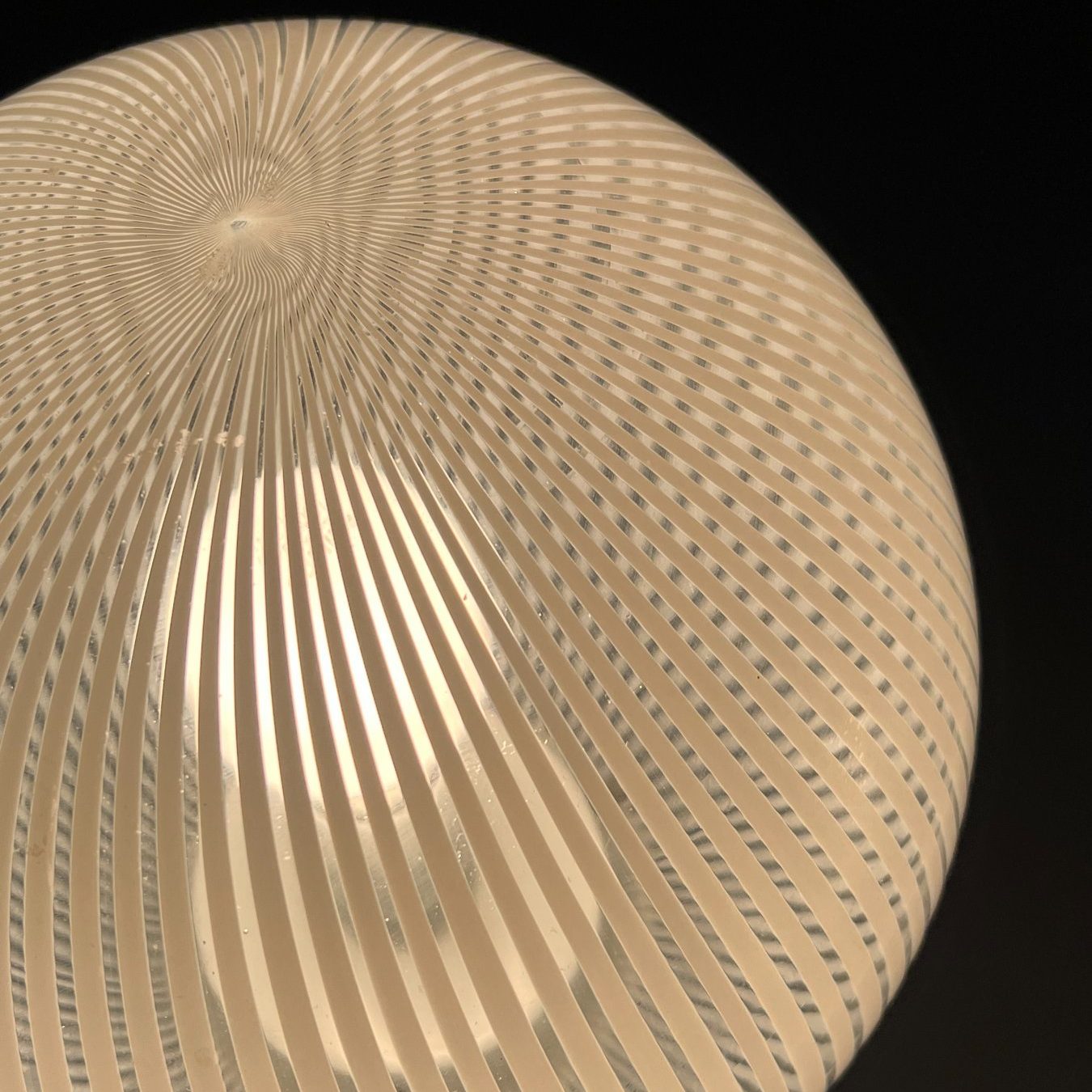 L'Intrinseco Valore di una Lampada Venini: Un Viaggio nella Storia del Design Comprendere il valore lampada Venini significa immergersi in un'epoca d'oro del vetro di Murano, dove abili maestri soffiavano la luce in forme eteree e colori vibranti.